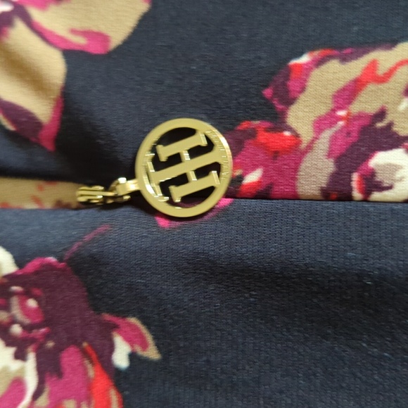 FREE WITH PURCHASE! Tommy Hilfiger sleeveless collared half-zip blouse - Picture 3 of 5